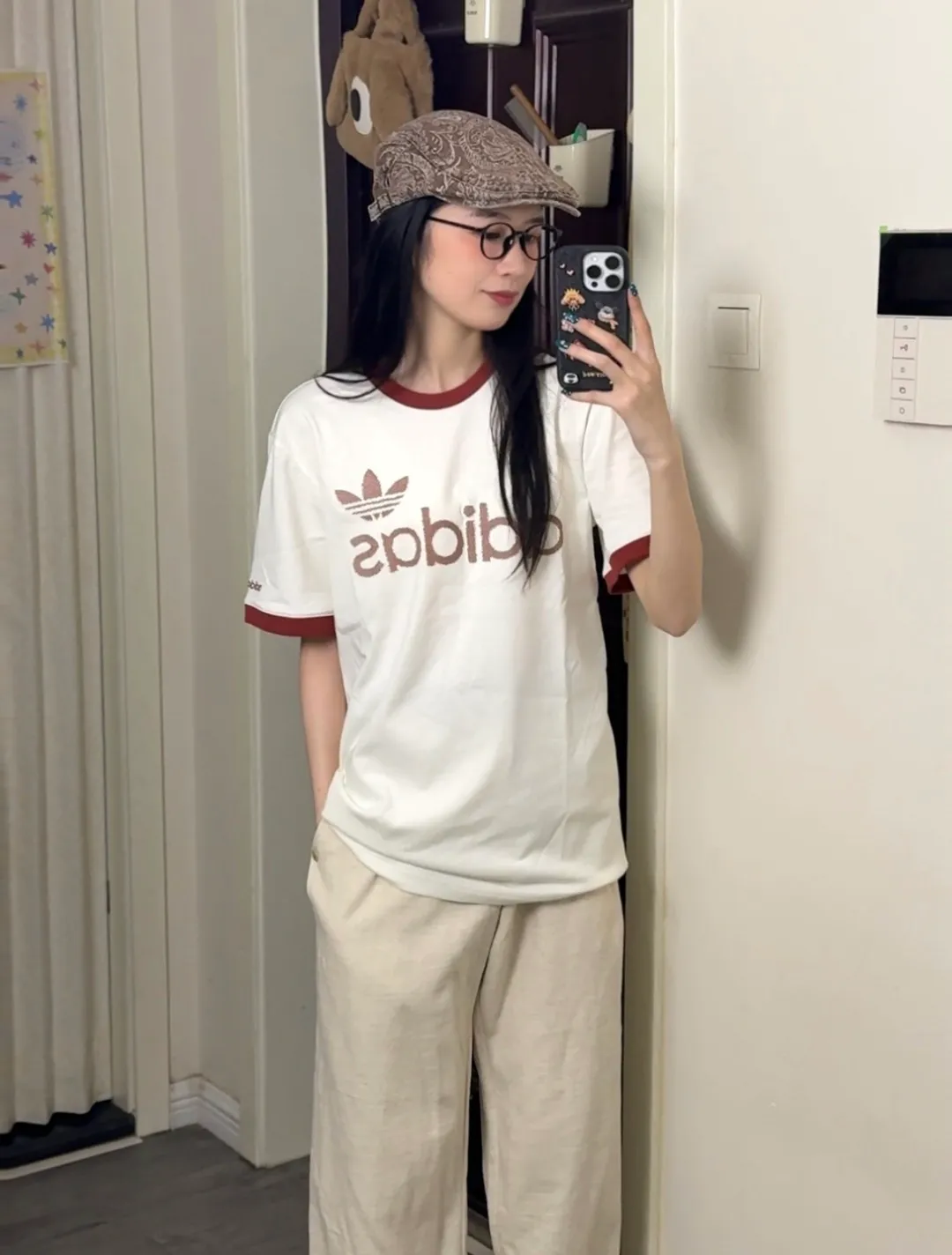 No watermark upper body rendering 𝟬𝟱𝟰𝟰#Exclusive real shot/difference between various stolen pictures and online version on the market [𝗮𝗱𝗶𝗱𝗮𝘀Adidas Clover & Wang Hexi Same Style Contrast Color Retro T-shirt] ✅This Retro Contrast Color T-shirt directly brings out the American Retro feel Classic round neck with contrasting edging design, available in white, red and dark gray colors. No matter skin color or body shape, men and women can easily choose the same style for couples! . ✅ Original mold opening, pure original/tag washed wheat ribbon individually coded/full set of 1:1 customized accessories ➕Customized three-label ➕𝗬𝘂𝗮𝗻 version of the tag ➕𝗹𝗼𝗴𝗼 packaging bag🔥 ➕Scan the QR code to enter the official website. Complete with three labels! Perfect Quality! Highly recommended! ✅Top version, ins Xiaohongshu Kuaishou = lots of bloggers’ outfits. ✅Adi’s absolute Hot Sale star Same Style details are online, feel free to compare! The iconic Adidas logo embellishes the chest, highlighting the brand's charm. Fixed color and classic three-bar stripes, classic will never go out of style! Versatile is not picky, the original model is perfect for the upper body, so buy it with your eyes closed! ✅Easily adaptable to various sports or daily leisure scenes. Whether you are running for fitness or hanging out on the street, it can keep you full of energy without losing the sense of fashion. ✅Complete sizes to meet the needs of different body shapes! Color; White Size S-XXL